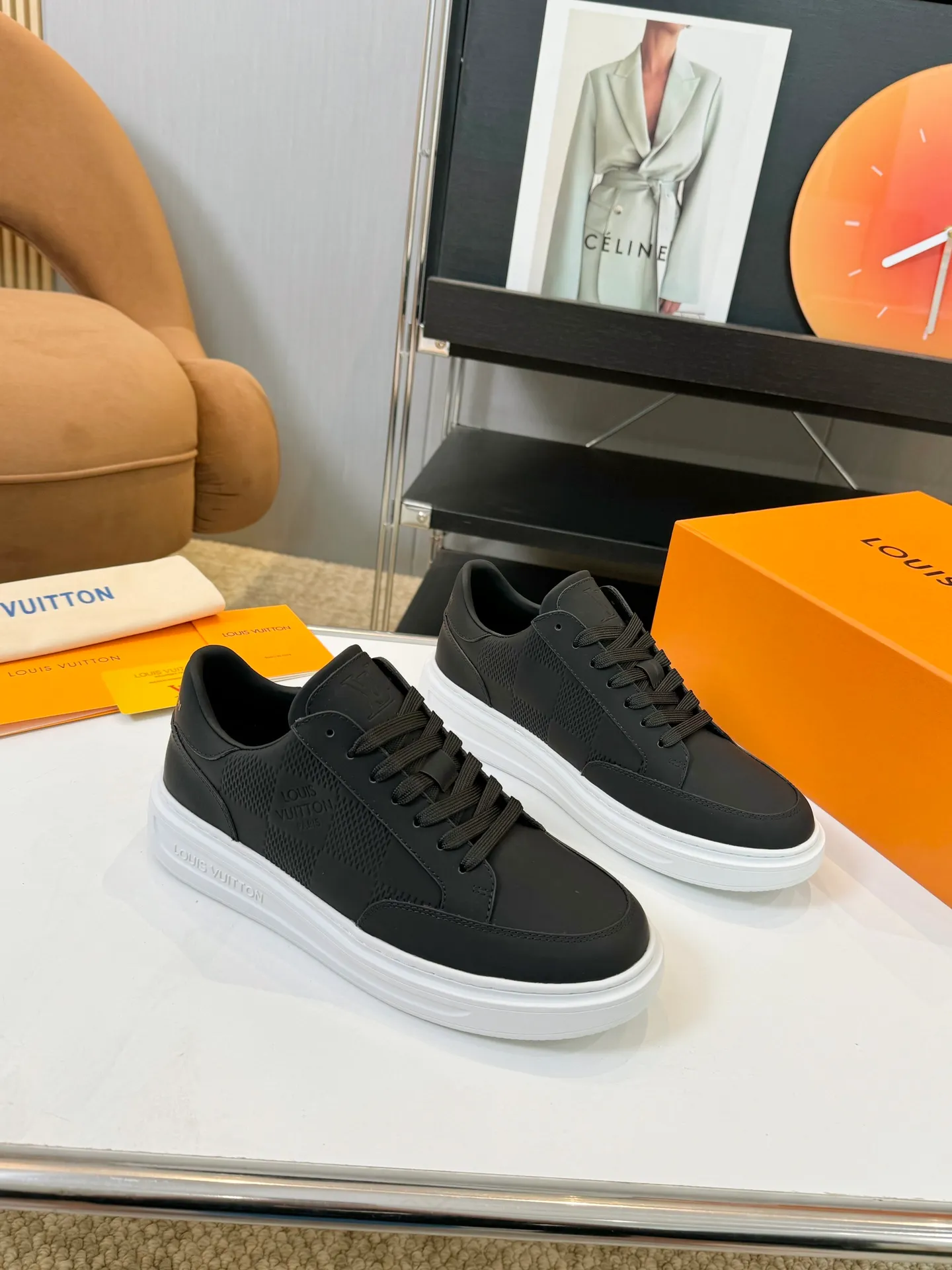 Men's Men's Shoes 💰620💰 LV [Beverly Hills Sports Shoes Series] This Beverly Hills sports shoes are made of grained cow leather with Damier pattern, echoing the current season's leather goods series. The thick rubber outsole is lightweight, and an embossed Louis Vuitton logo adds a branding touch. Padded insole and technical fabric lining enhance comfort.  Detailed Features ♛ Silk cowhide ➕ Tumbled cowhide ♛ Ultra-light rubber outsole ♛ Louis Vuitton logo on tongue and outsole ♛ Size: 38-46